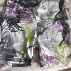 Lululemon women’s sz 10 high rise biker shorts multicolor